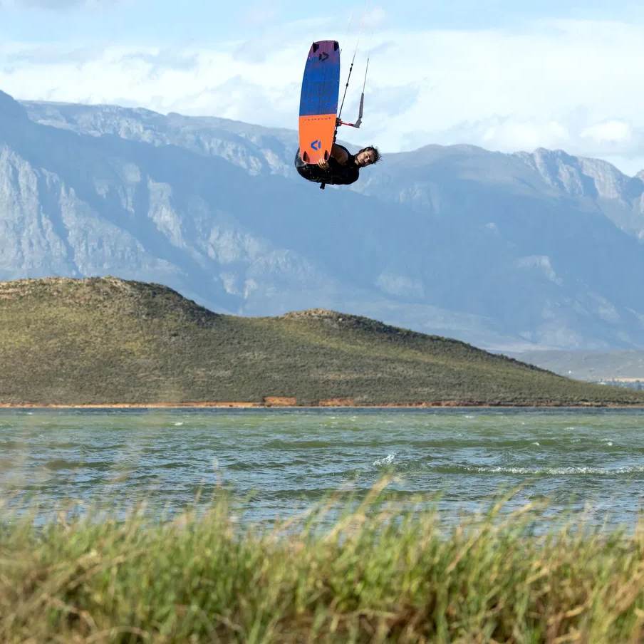 DUOTONE GONZALES 2025