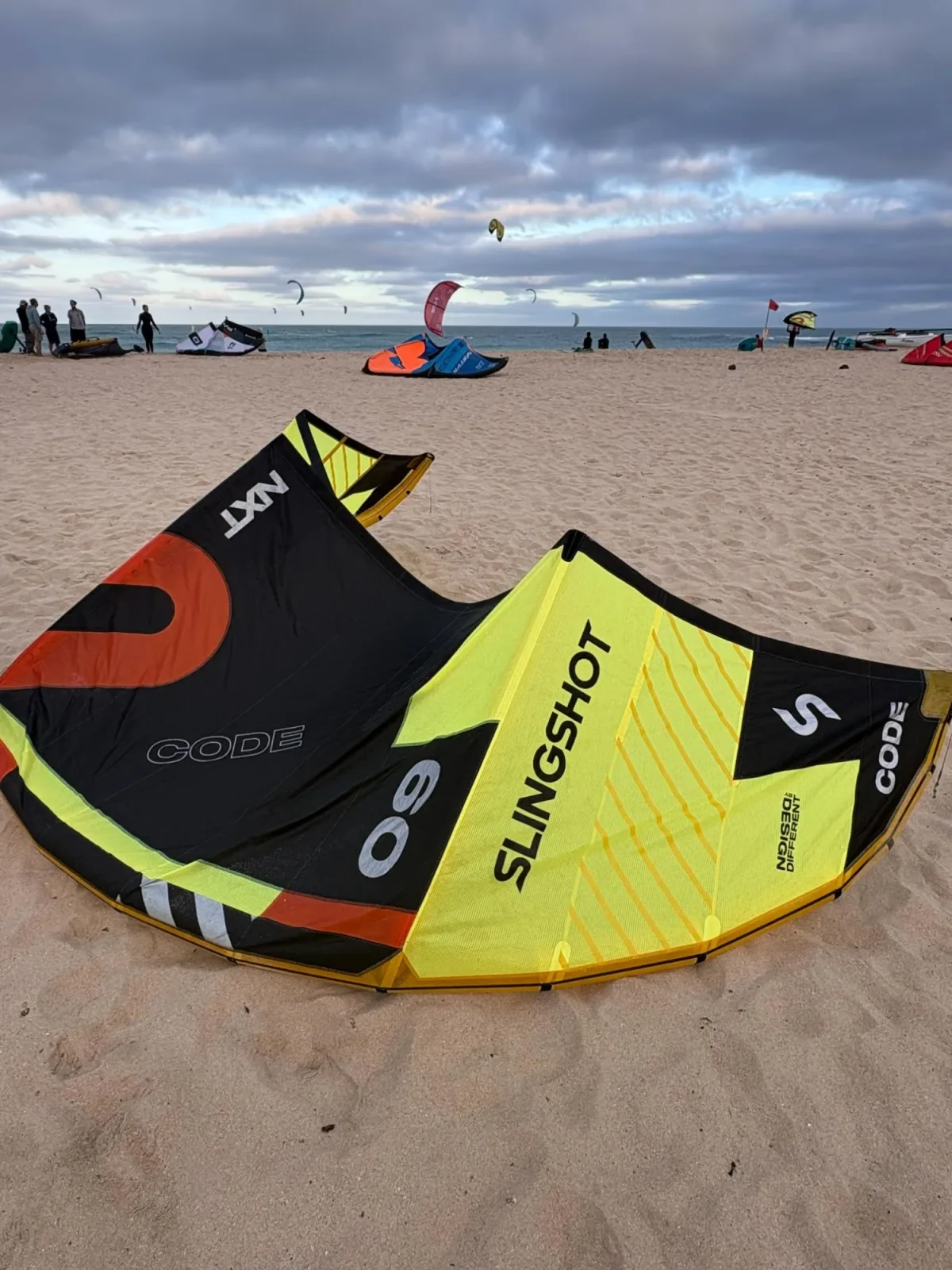 Slingshot Code NXT 9m occasion - Vue de face sur la plage