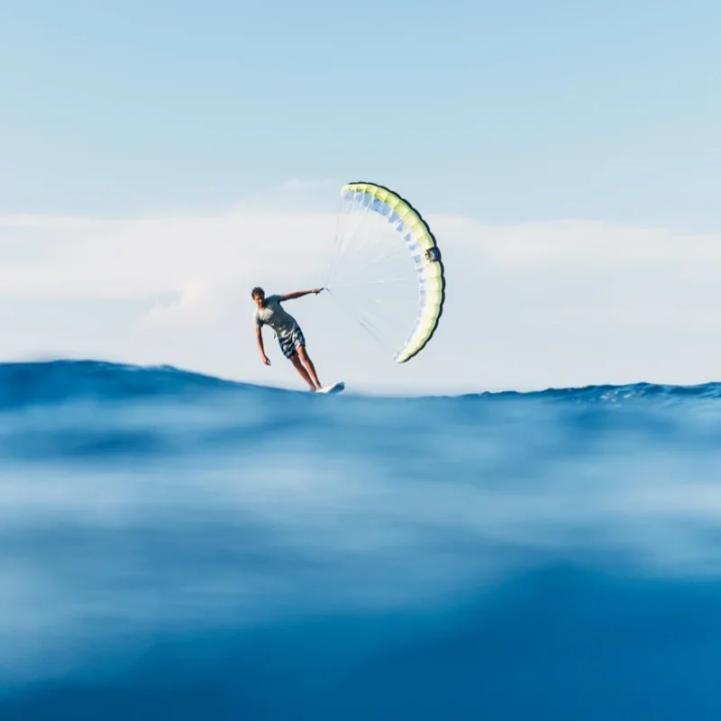 CORE Lotus parawing en action sur la vague