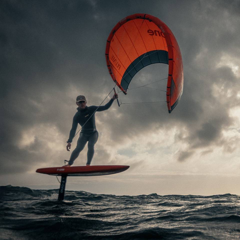 K-Wing en action, rider en foil avec aile légère F-One Plume
