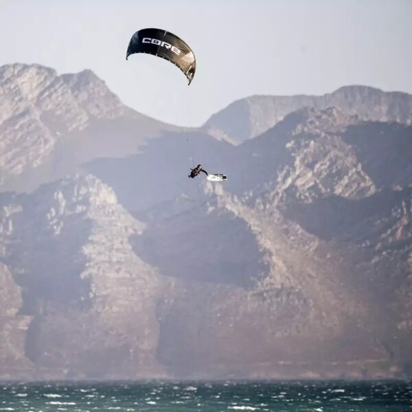 Kitesurf freestyle big air - rider en action 1