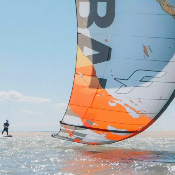 Kitesurf freestyle big air - rider en action 5