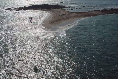 Une superbe vidéo de l'île des Évens en kitesurf filmée en drone par Fabrice !
