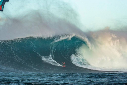 Patri_Mclaughlin en kitesurf pendant le WSL Peahi Pro
