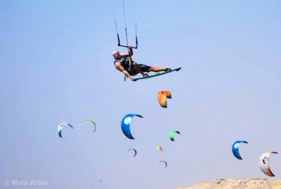 Edouard s'éclate à Dakhla avec ses nouvelles ailes de kite EVO
